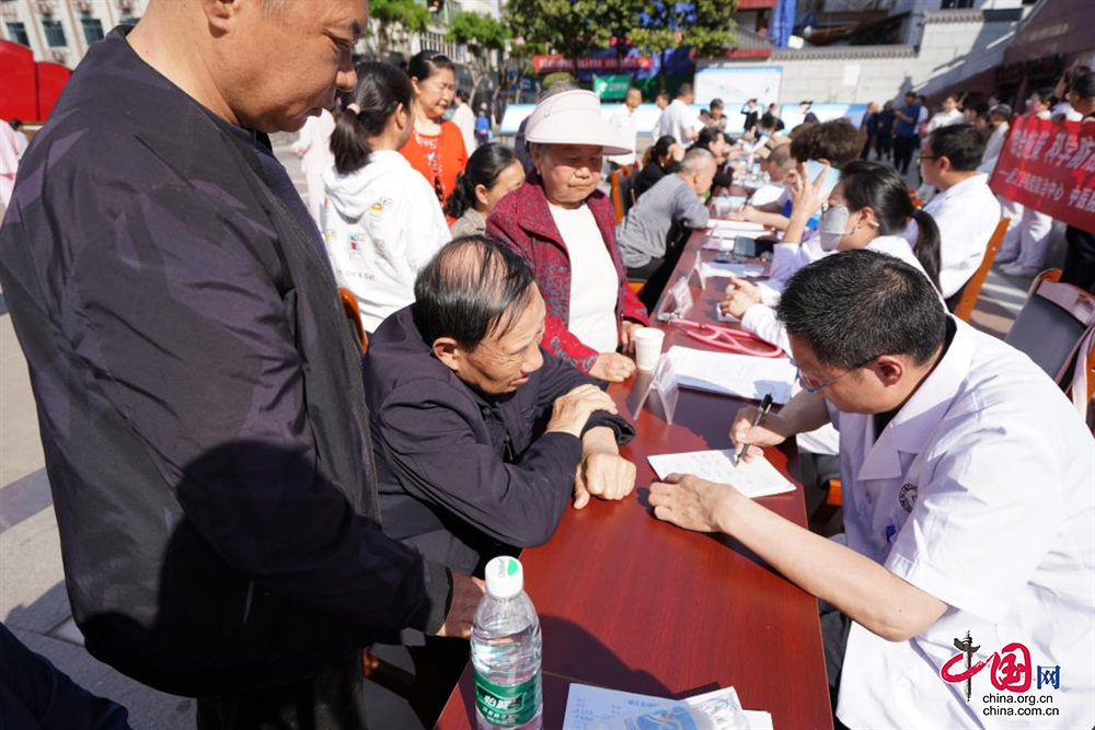 巴中通江开展全国肿瘤防治宣传周活动(图1)