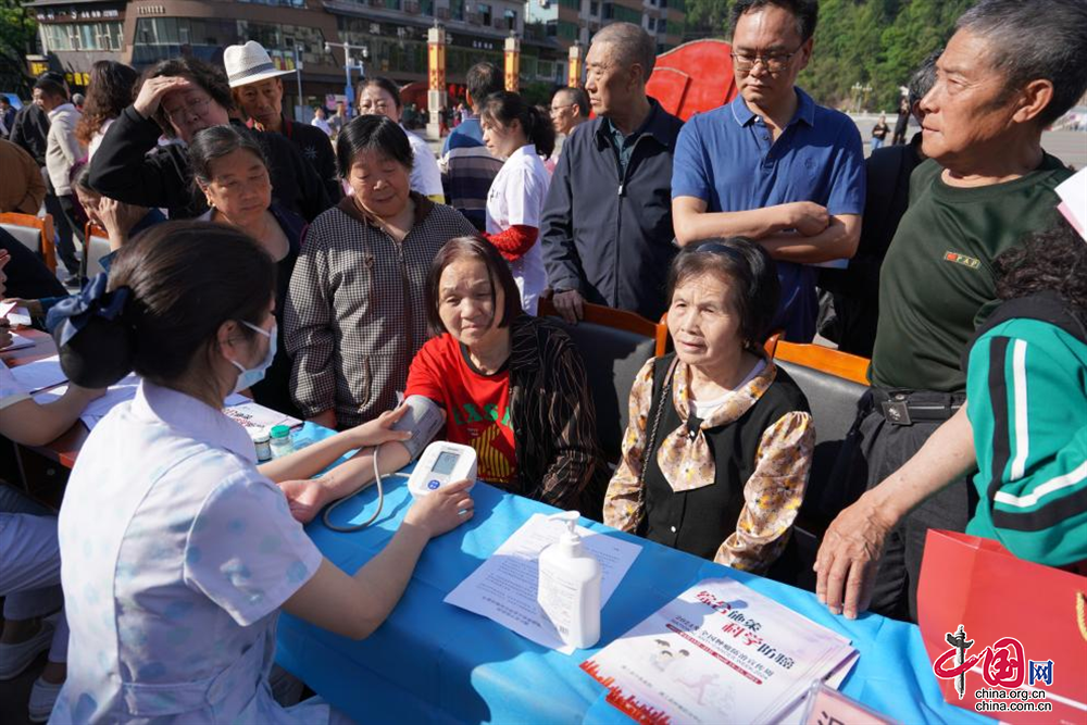 巴中通江开展全国肿瘤防治宣传周活动(图2)