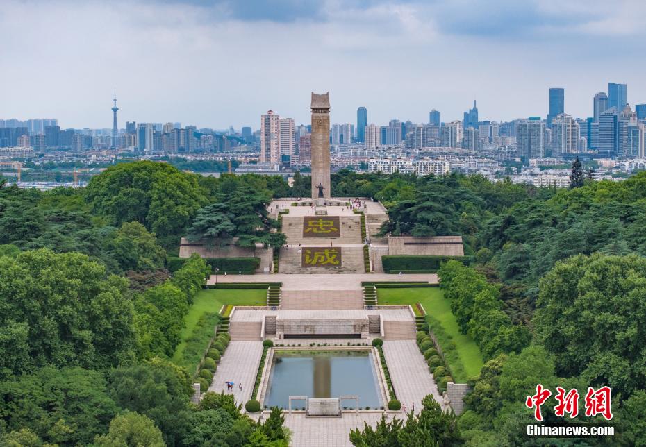 南京雨花台烈士陵园万盆鲜花致敬先烈(图1)