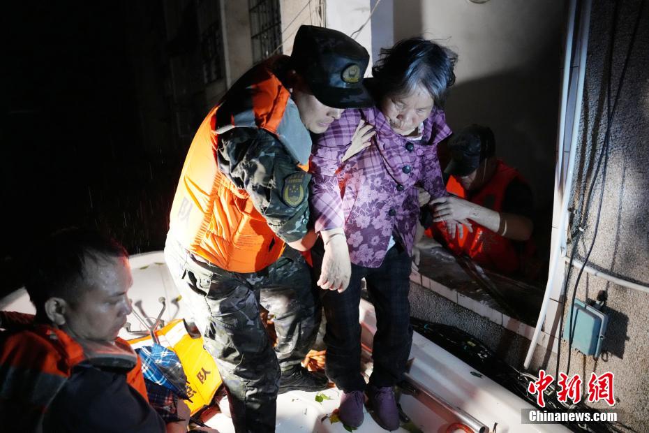 直击湖南平江县洪水受灾现场各方力量彻夜救援(图3)