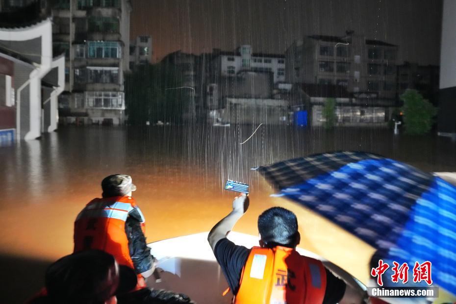 直击湖南平江县洪水受灾现场各方力量彻夜救援(图4)