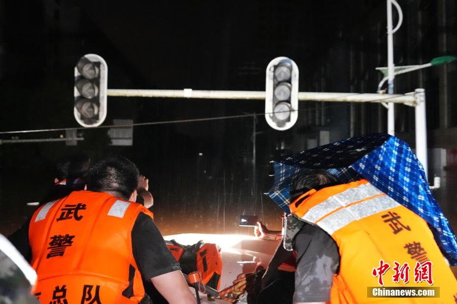 直击湖南平江县洪水受灾现场各方力量彻夜救援(图5)