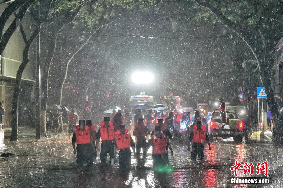 直击湖南平江县洪水受灾现场各方力量彻夜救援(图8)