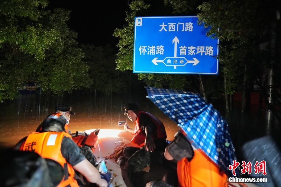 直击湖南平江县洪水受灾现场各方力量彻夜救援(图6)
