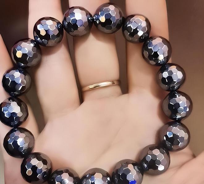 建议停止佩戴这东西辐射超强戴一天相当于做近百次胸片？(图4)