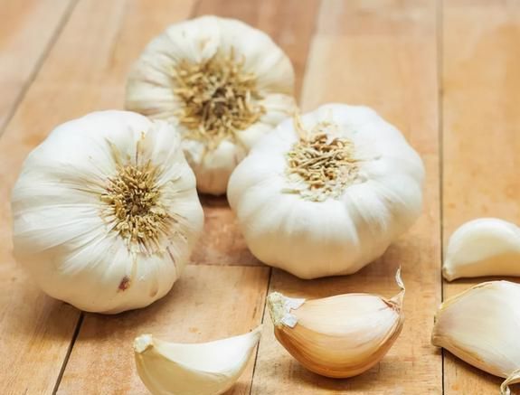 拿大蒜在眉毛上擦两下会有什么好处？马上告诉你答案(图1)