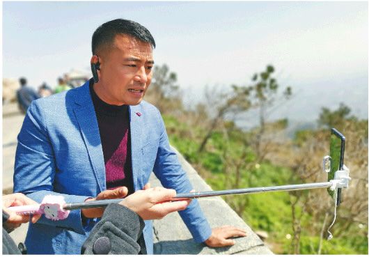 岗位上的劳动者“病毒捕手”24小时待命；金牌导游带客“云游”泰山(图2)
