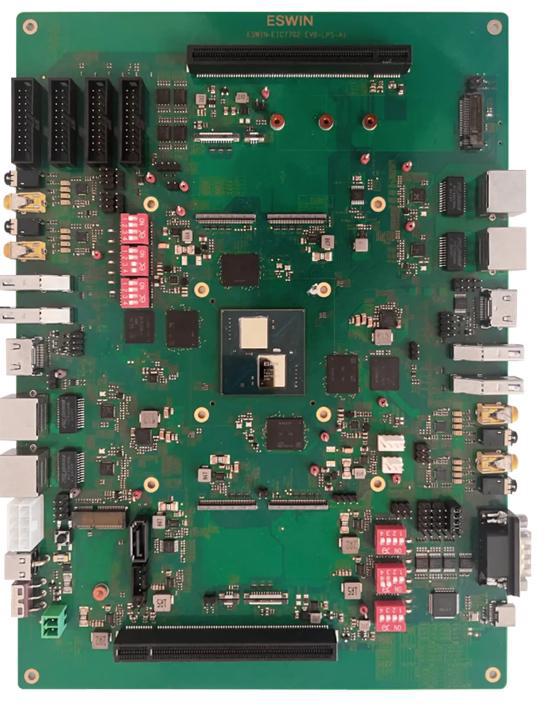 奕斯伟计算RISC-V多用途智能计算双Die开发板全球首秀(图1)