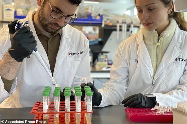 男子让毒蛇咬200多次注射蛇毒700多次血液研发出广谱抗蛇毒血清(图2)