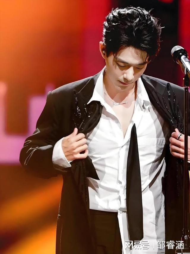 大湾区晚会结束刚1天33岁肖战就因一场表演实现口碑暴涨！(图6)