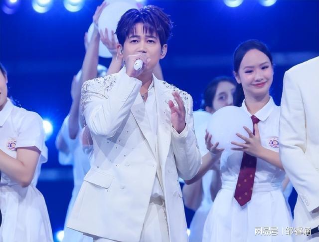 大湾区晚会结束刚1天33岁肖战就因一场表演实现口碑暴涨！(图4)