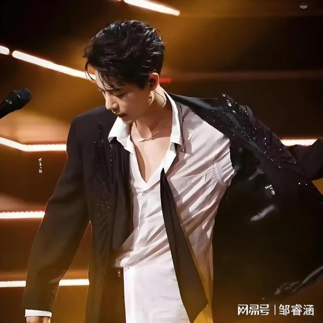 大湾区晚会结束刚1天33岁肖战就因一场表演实现口碑暴涨！(图8)