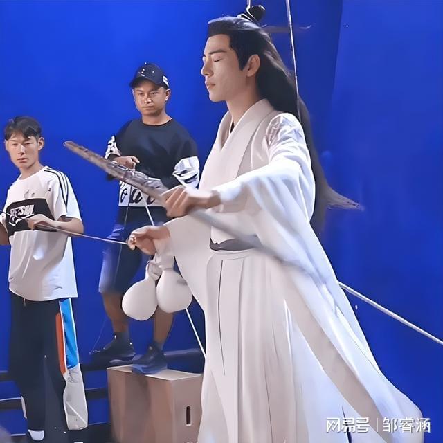 大湾区晚会结束刚1天33岁肖战就因一场表演实现口碑暴涨！(图21)