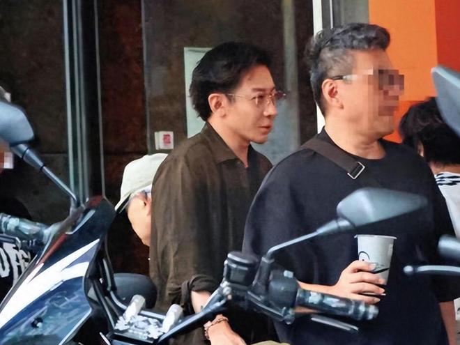 钱再多也没用！49岁抗癌成功却憔悴不堪的刘谦给中年人提了个醒(图1)