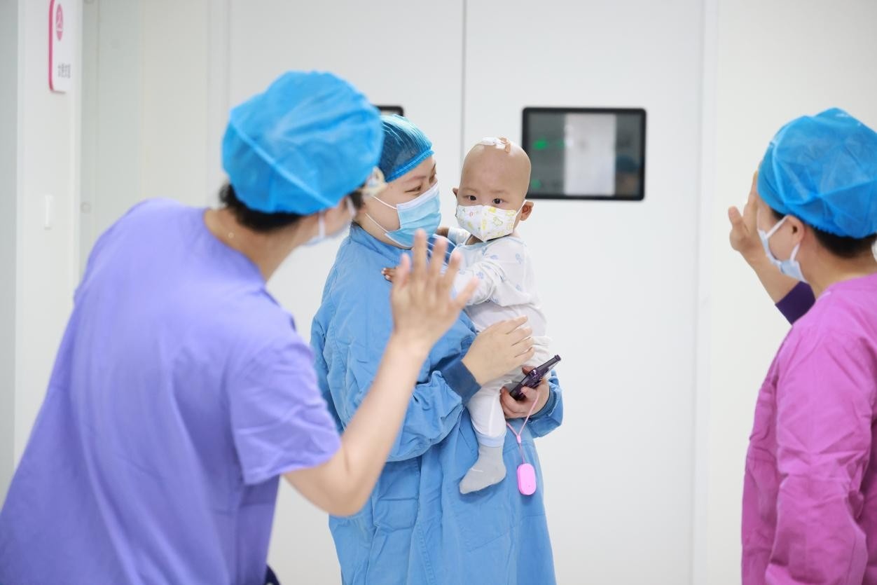 生命的礼物：1岁神经母细胞瘤患儿成功出仓(图1)