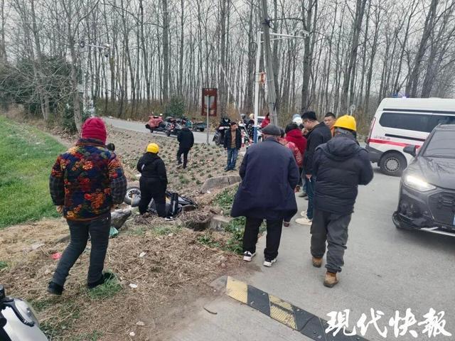 男子车祸后被抬上担架突然大喊：“2万多元的金戒指不见了！”(图1)