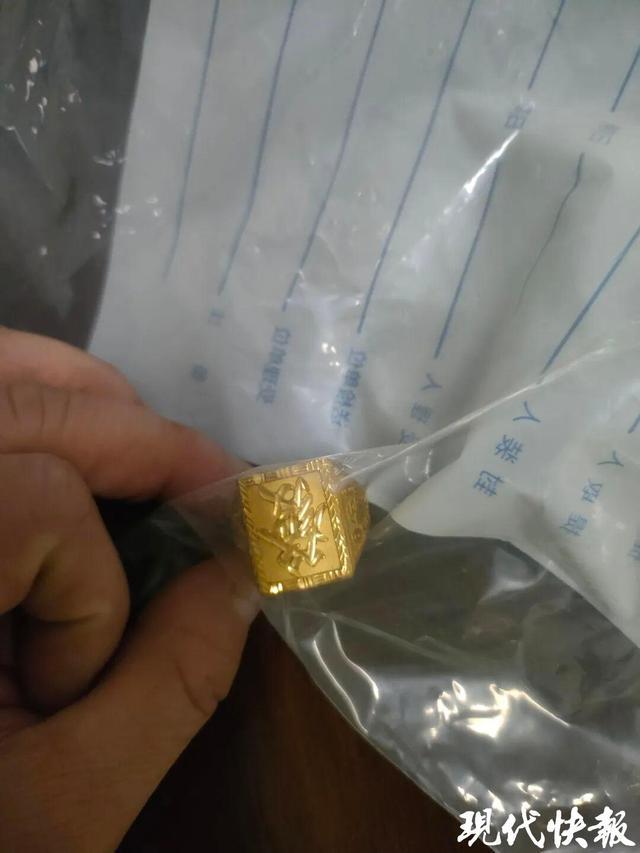 男子车祸后被抬上担架突然大喊：“2万多元的金戒指不见了！”(图2)